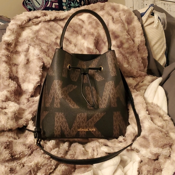 Michael Kors Bucket Purse - Picture 1 of 3